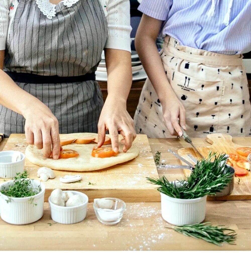 ピザ作りの手元